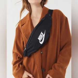 Nike “Heritage” fanny pack in black